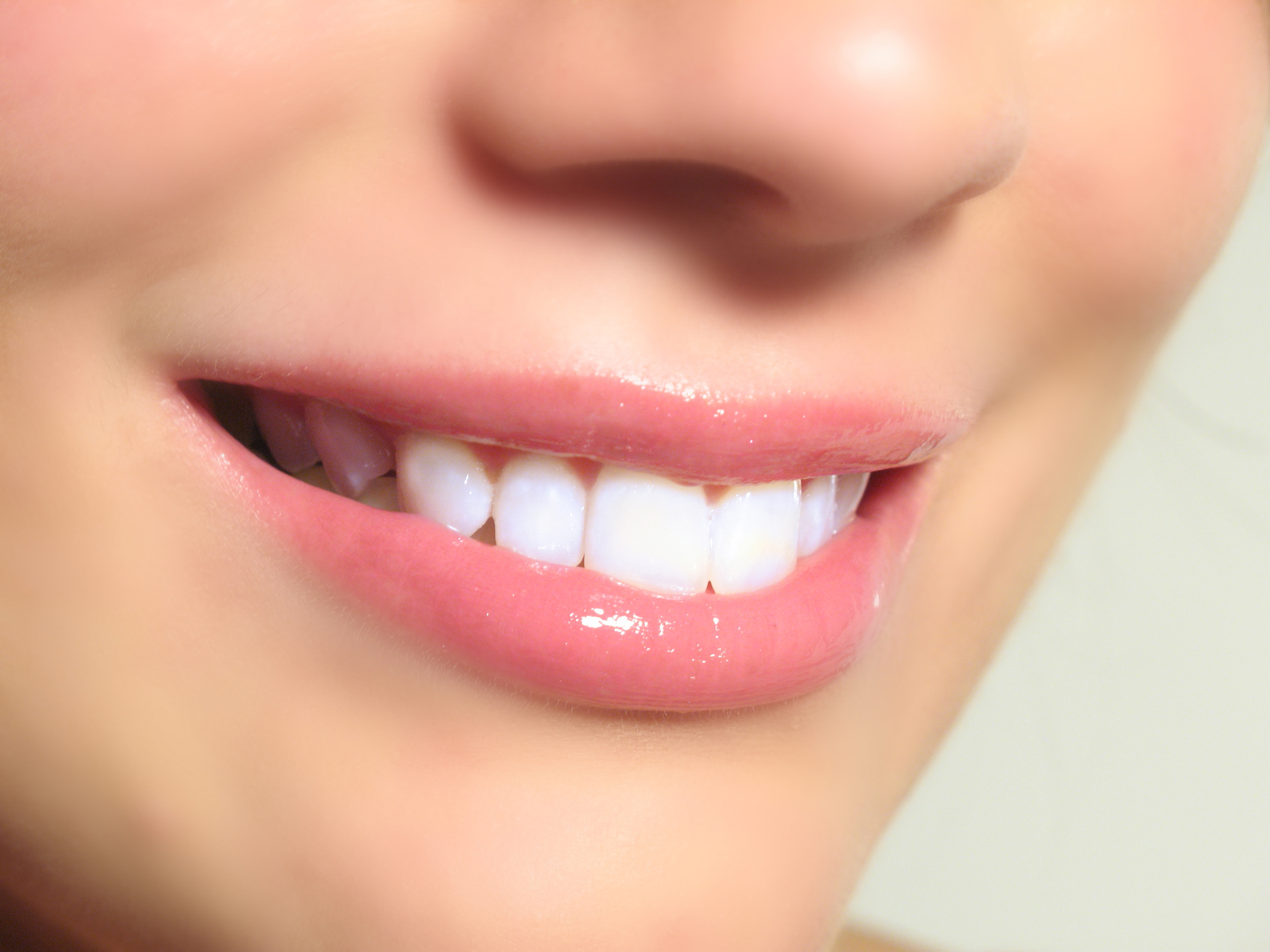 Looking for a Dazzling Smile with Whitening Teeth